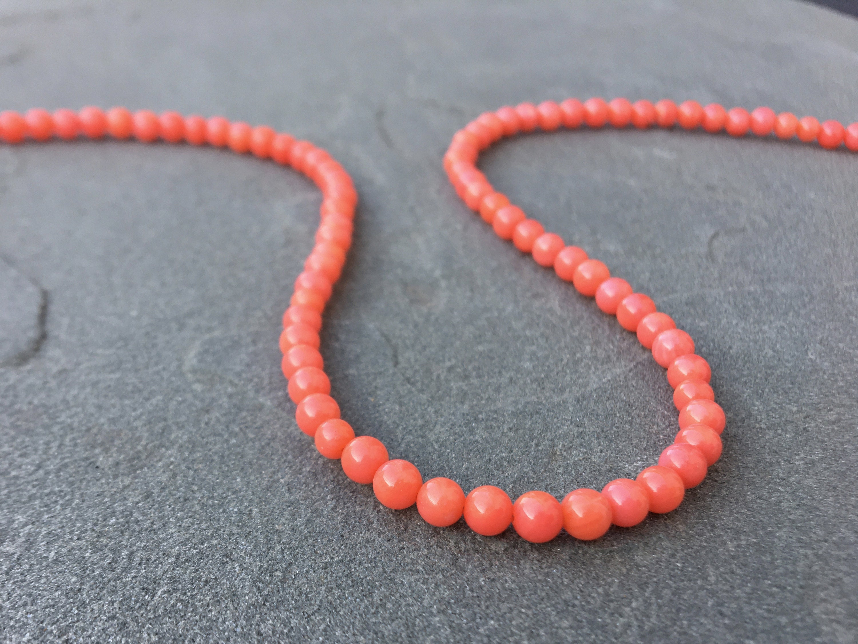 Collier Vintage Ras Du Cou - Perles De Corail Rose/orangé - France - Occasion Charmant