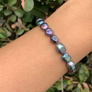 Schwarzer Barock Perlenarmband: verstellbarer Boho irisierender Schmuck