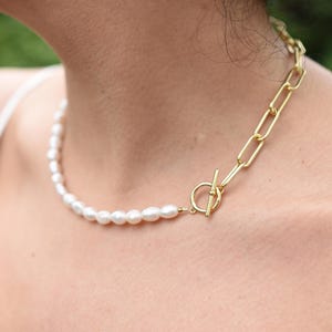 Halb Perle halb Gold Kette, Perle Choker, T Bar Süßwasserperle und Kette, Toggle Halskette, Zartes Boho Geschenk für Sie, Minimal