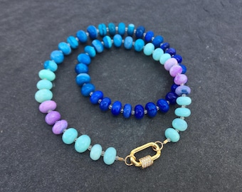 Collana con gemma blu arcobaleno, girocollo con perline rondelle color caramella naturale, moschettone ovale dorato con pavé di ciondoli, regalo fatto a mano per donna