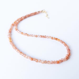 Collar de cuentas de piedra solar, delicada gargantilla de piedras preciosas naranjas, pequeñas joyas de cristal genuino, regalo para ella