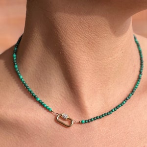 Malachit Perlenkette: Echter Malachit Choker, Grüner Edelstein Choker, Gold Oval Karabiner Anhänger Verschluss, handgemachtes Geschenk für Sie