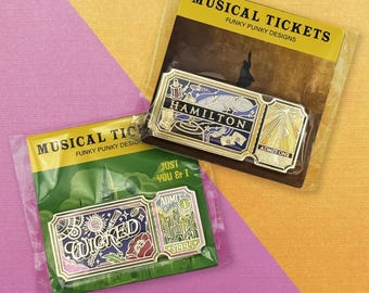 Conjunto de 2 Pins de Esmalte Duro Hamilton & Wicked Ticket | Pin de Esmalte | Detalhado | Musical | Americano