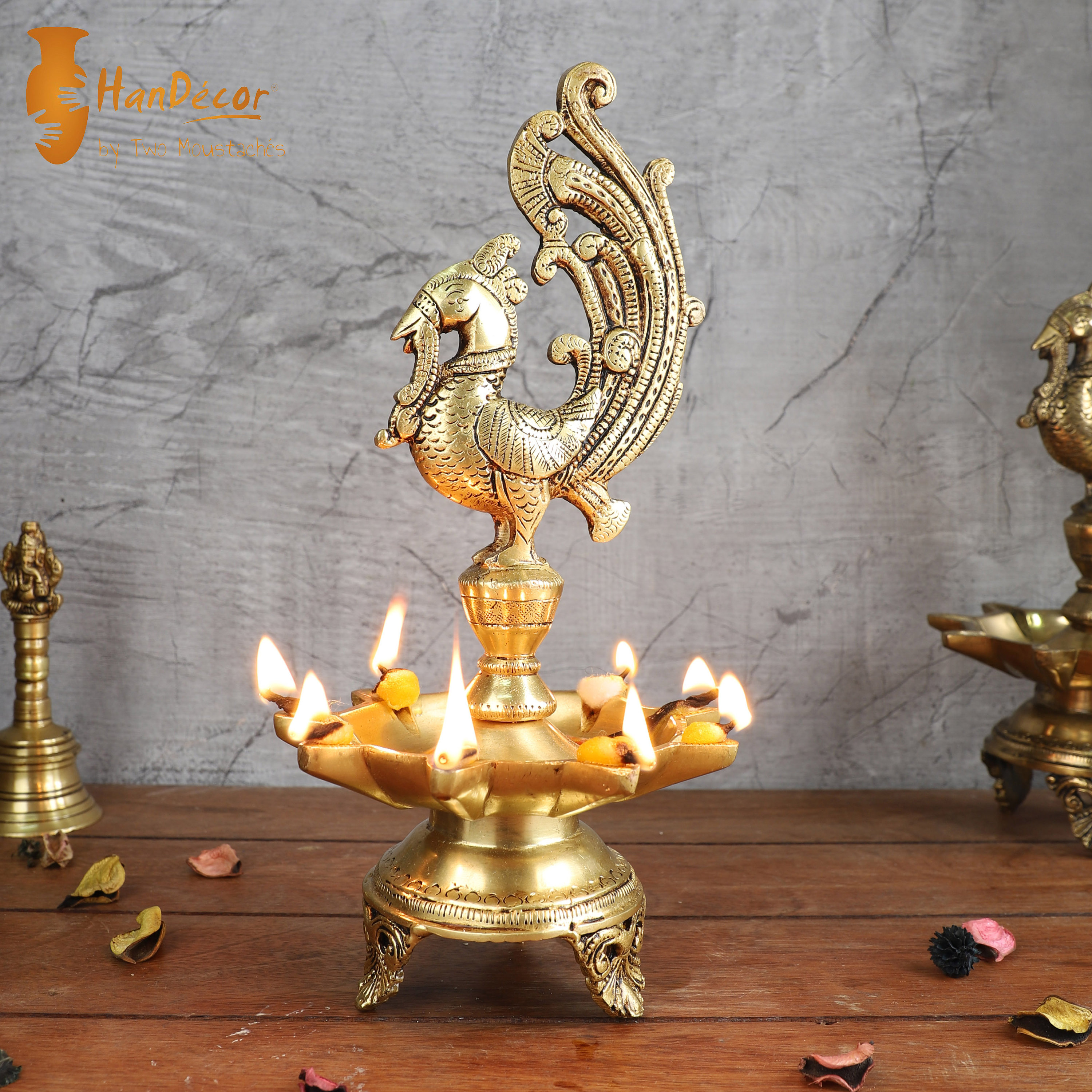 peacock design 9 oil wick brass diya, diyas pour la décoration intérieure, diya de décor indien, lampe à huile en laiton, articles ménagers indiens