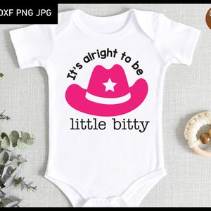 Não há problema em ser pequenininho svg, Country baby svg, western baby svg, arquivo svg de cowgirl, cowboy baby svg, little bitty onsie png