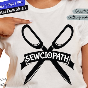 Puede incluir: Una camiseta blanca con un diseño negro de tijeras cruzadas y una pancarta que dice "SEWCIOPATH". El texto "Ideal para máquinas de corte" también está incluido en el diseño.