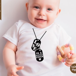 Love is a battlefield SVG, Baby valentine outfit boy svg, slogan de sublimation pour garçon, citation rétro baby boy, 80s baby boy shirt design PNG