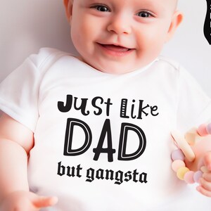 Net als papa, maar Gangsta SVG, Net als papa SVG, gangsta baby onesie, grappige baby onesie svg, Funny Baby Svg, Baby Boy Svg Designs