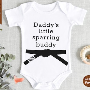Daddy's little sparring buddy SVG, Brazilian Jiu Jitsu Baby Bodysuit PNG, BJJ Onesie® download istantaneo, Martial Arts Kids // File digitale