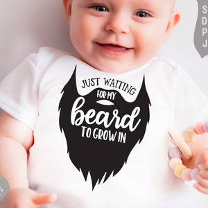 J’attends juste que ma barbe pousse en SVG, drôle de bébé garçon svg garçon svg pour onesie nouveau-né garçon svg pour bébés garçons, Hipster Onesie Svg