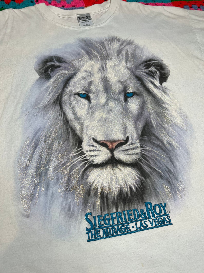 Vintage Siegfried and Roy lion glitter tee image 7