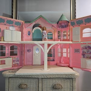 Mattel, Barbie, Dream House,  Vintage 90s, Dollhouse, Barbie House, Toys, Childhood Memories, Doll House, Barbie Mansion,
