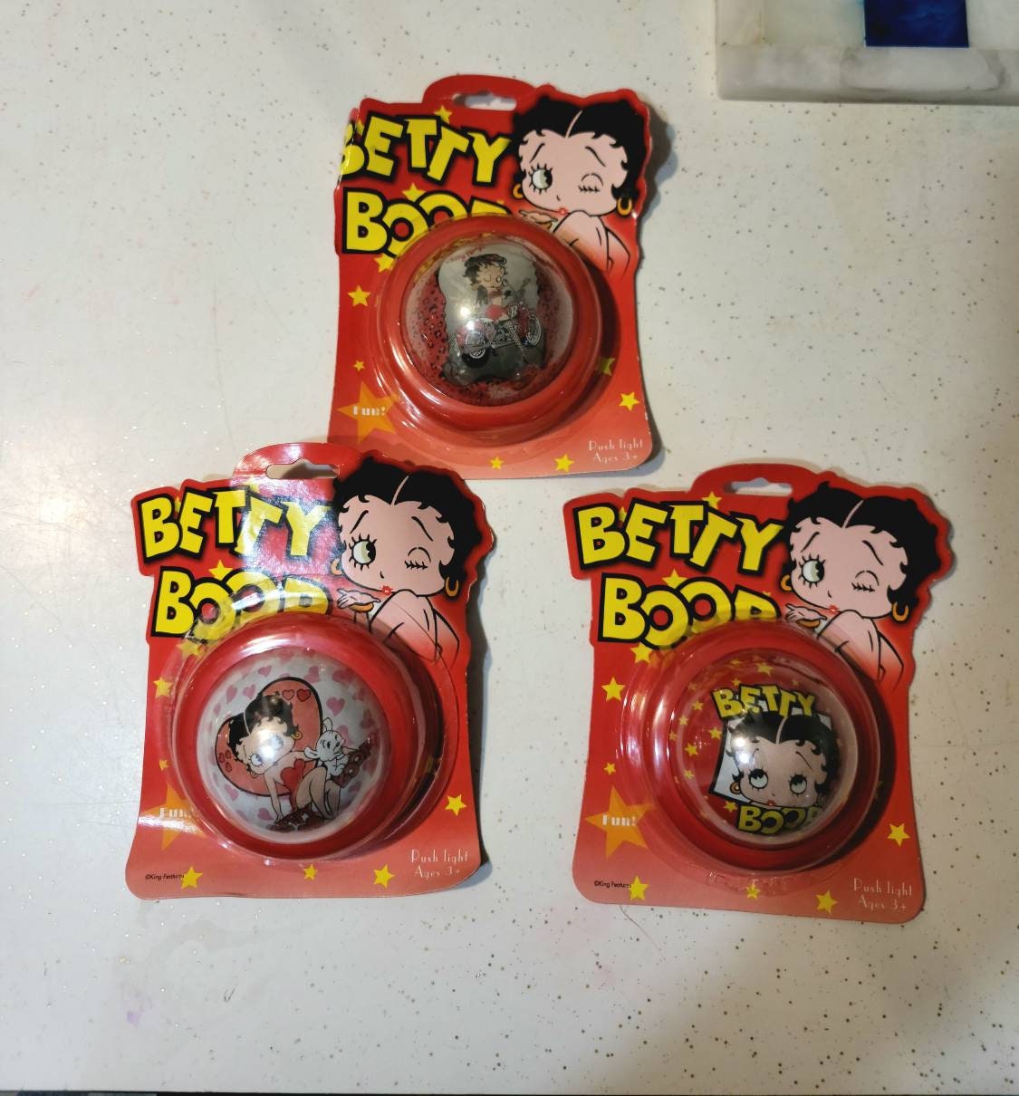 Figurine Betty Boop de 20 cm dans une baignoire rouge à paillettes