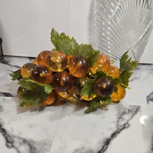 Lucite-Traube, Holzstamm, grüne Blätter, Vintage-Küchendekor, Vintage-Lucite-Trauben, Orange / Gelb / Bernstein, Glas, Wohnkultur,