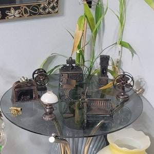 Durham Industries, vintage gegoten metaal, poppenhuismeubels, kast, staande klok,