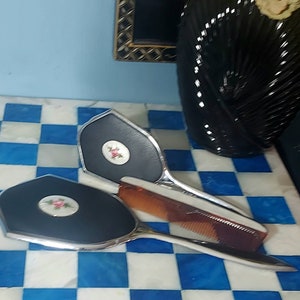 Tocador de cuero, cromado, rosa de porcelana, vintage, con cepillo para el pelo, espejo de mano, peine, tocador o decoración de baño.