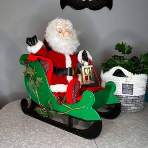 Großer animierter, beleuchteter Weihnachtsmann, großer, Vintage, Gummi-Weihnachtsmann in seinem Schlitten, Figur, Anzeige, Bewegung, Weihnachtsdekor, Feiertage