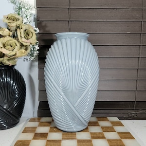Ribbed Shell Vase, Shell, Clam, Glossy, HollyWood, Grey Vase, Gloss, Regency, Vintage 80s, Home Decor, Vintage Vase,