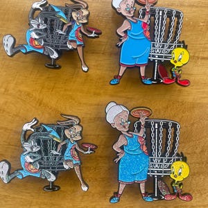 Pin de disco de golf de los Looney Tunes Pin de sombrero de Bugs Bunny Tweety Bird de Lola y la abuela Pin de bolso