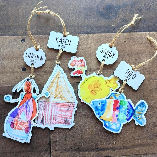 Ornament kinderkunstwerk, zelfgemaakte tekening kind, boomornament peuter, kerstaandenken, handschriftfoto, kleutercadeau