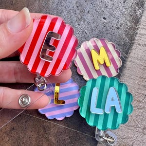 Bobine d'insigne d'infirmière à rayures roses, nom RN moderne, bobine tendance Nicu, épingle rétractable, clip avec initiale, accessoire de travail essentiel, cadeau pour porte-carte d'identité