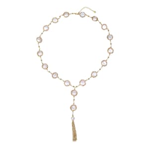 Op de afbeelding: Een gouden ketting met een parelkwast. De ketting heeft een ketting met ronde parels en een gouden kwast aan het einde.