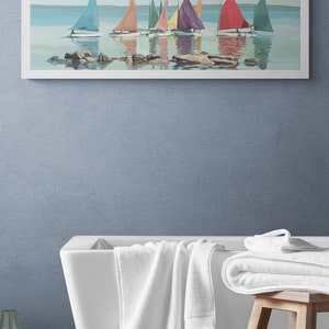 K&ouml;nnte beinhalten: Ein gerahmtes Gem&auml;lde, das eine Meereslandschaft mit bunten Segelbooten auf einem ruhigen Gew&auml;sser zeigt. Die Segelboote sind in verschiedenen Rot-, Blau-, Gr&uuml;n- und Gelbt&ouml;nen gehalten. Das Wasser ist hellblau und der Himmel ist hellblau. Das Gem&auml;lde ist in einem wei&szlig;en Rahmen gerahmt.
