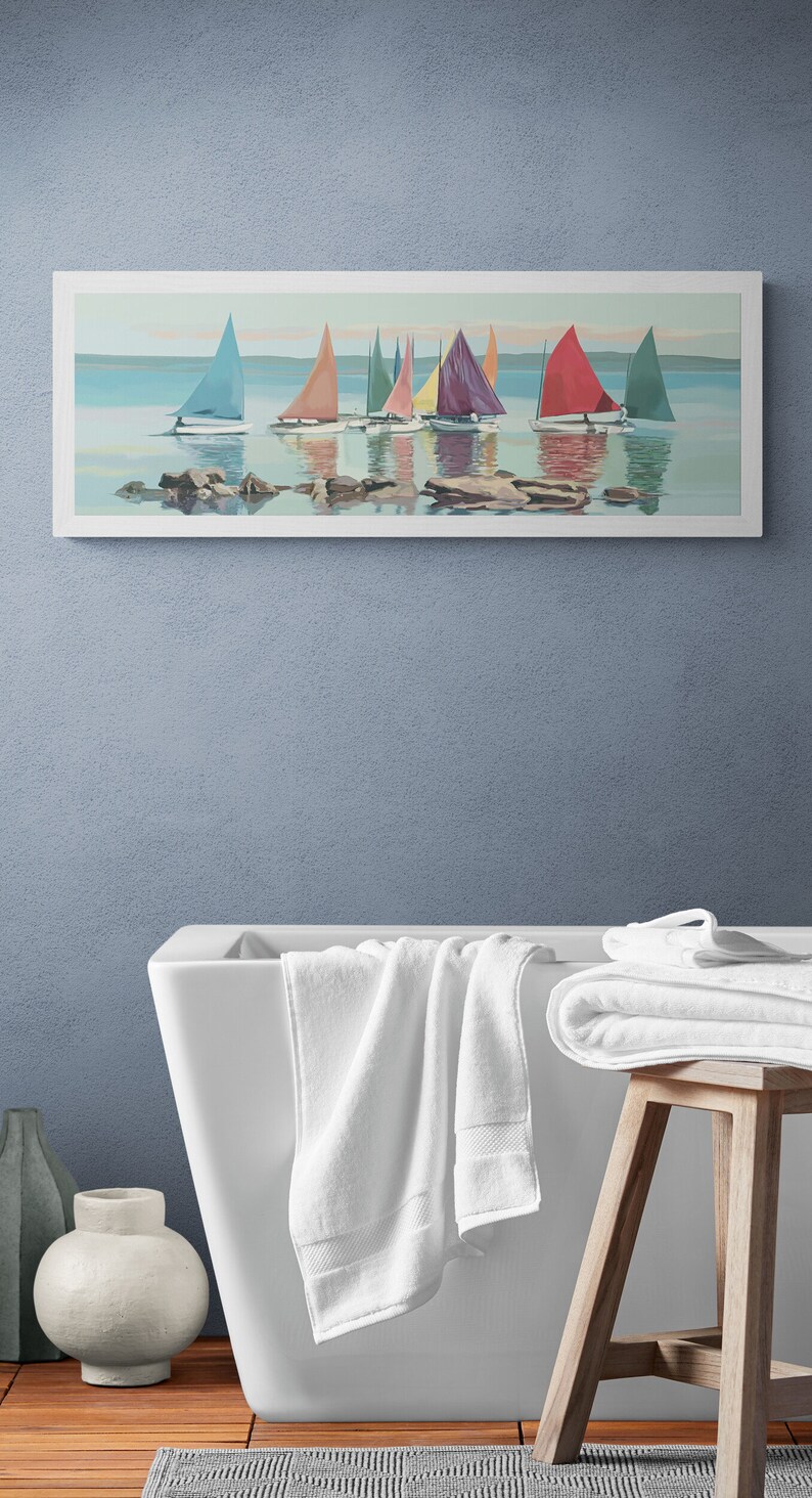 K&ouml;nnte beinhalten: Ein gerahmtes Gem&auml;lde, das eine Meereslandschaft mit bunten Segelbooten auf einem ruhigen Gew&auml;sser zeigt. Die Segelboote sind in verschiedenen Rot-, Blau-, Gr&uuml;n- und Gelbt&ouml;nen gehalten. Das Wasser ist hellblau und der Himmel ist hellblau. Das Gem&auml;lde ist in einem wei&szlig;en Rahmen gerahmt.