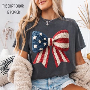 Coquette Patriotic Bow Shirt Comfort Colors Faux Yarn Red White Blue Bow Cute Americana Tee 250th Birthday USA 4th of July T-Shirt 画像 2