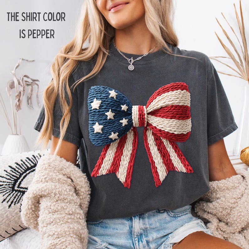Coquette Patriotic Bow Shirt Comfort Colors Faux Yarn Red White Blue Bow Cute Americana Tee 250th Birthday USA 4th of July T-Shirt 画像 2