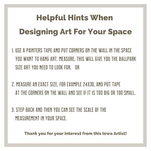 K&ouml;nnte beinhalten: Ein beiger Hintergrund mit braunem Text, der "Helpful Hints When Designing Art For Your Space" lautet. Der Text darunter listet drei Tipps zum Messen des Raums f&uuml;r Kunstwerke auf. Der Text endet mit "Thank you for your interest from this Iowa Artist!"
