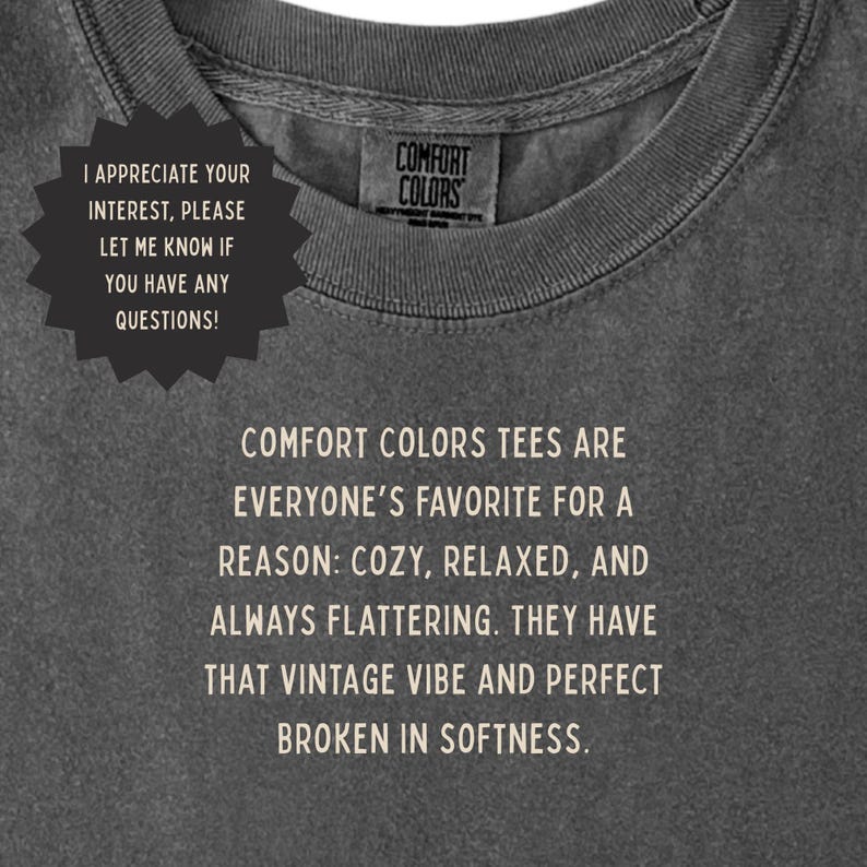 以下が含まれることがあります： 白文字のダークグレーのComfort Colors Tシャツ。シャツにはComfort Colorsのロゴと「Comfort Colors Tシャツは、誰もが好む理由があります。居心地が良く、リラックスでき、いつもお世辞です」というテキストが記載されています。吹き出しには「ご興味をお持ちいただきありがとうございます。ご不明な点がございましたら、お知らせください！」と書かれています。