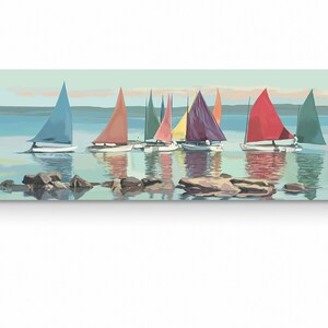 K&ouml;nnte beinhalten: Ein Gem&auml;lde, das eine Meereslandschaft mit einer Gruppe von Segelbooten mit bunten Segeln in einem ruhigen Gew&auml;sser zeigt. Die Segelboote liegen mit Felsen im Vordergrund im Wasser vor Anker.
