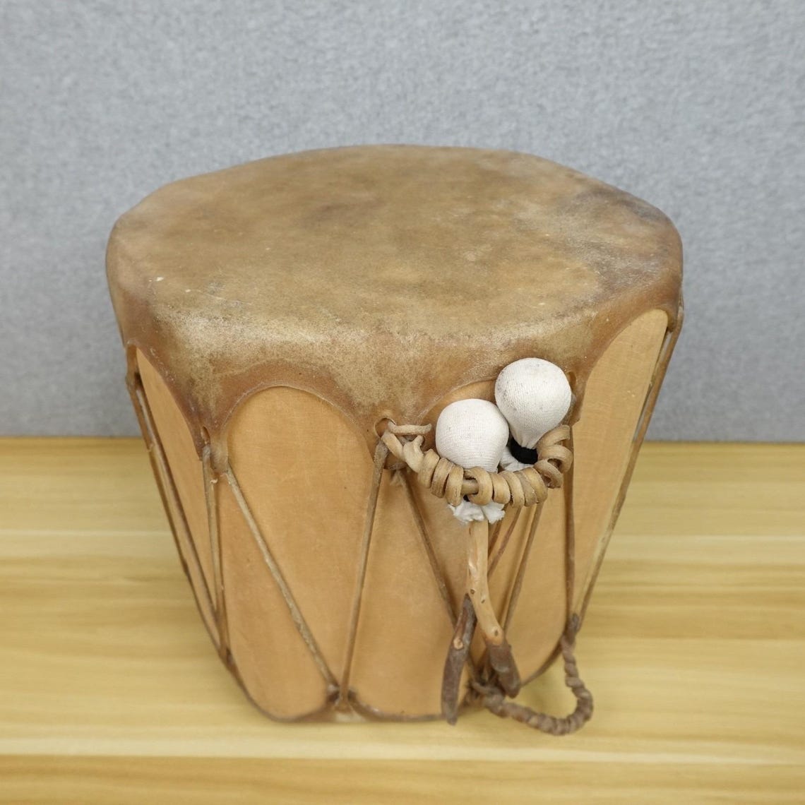 Vintage Native American Handmade Drum 11"x10.5" Pow Wow Taos Well Made Hide, foto 1 di 5