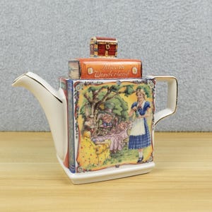 Tetera de James Sadler con el tema "Historias clásicas" de Alicia en el País de las Maravillas, fabricada en Inglaterra.