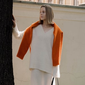 V-Ausschnitt Alpaka-Pullover für Frauen. Lagenlook Kleidungsstück. Handgemachtes Geschenk für sie. bright orange