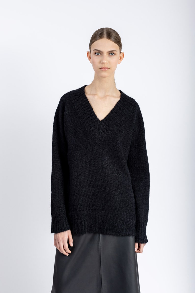 V-Ausschnitt Alpaka-Pullover für Frauen. Lagenlook Kleidungsstück. Handgemachtes Geschenk für sie. Bild 5