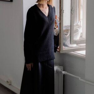 V-Ausschnitt Alpaka-Pullover für Frauen. Lagenlook Kleidungsstück. Handgemachtes Geschenk für sie. black