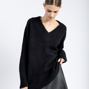 V-Ausschnitt Alpaka-Pullover für Frauen. Lagenlook Kleidungsstück. Handgemachtes Geschenk für sie. Bild 4