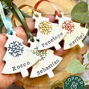 Decoração de Natal personalizada, mini enfeite de árvore, enfeite de floco de neve natalino personalizado, etiqueta de argila feita à mão