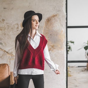 Loose fit sweater vest for women, oversize short sweatertop, vintage Bordeaux V-neck spring vest, chunky knit sleeveless women top image 2
