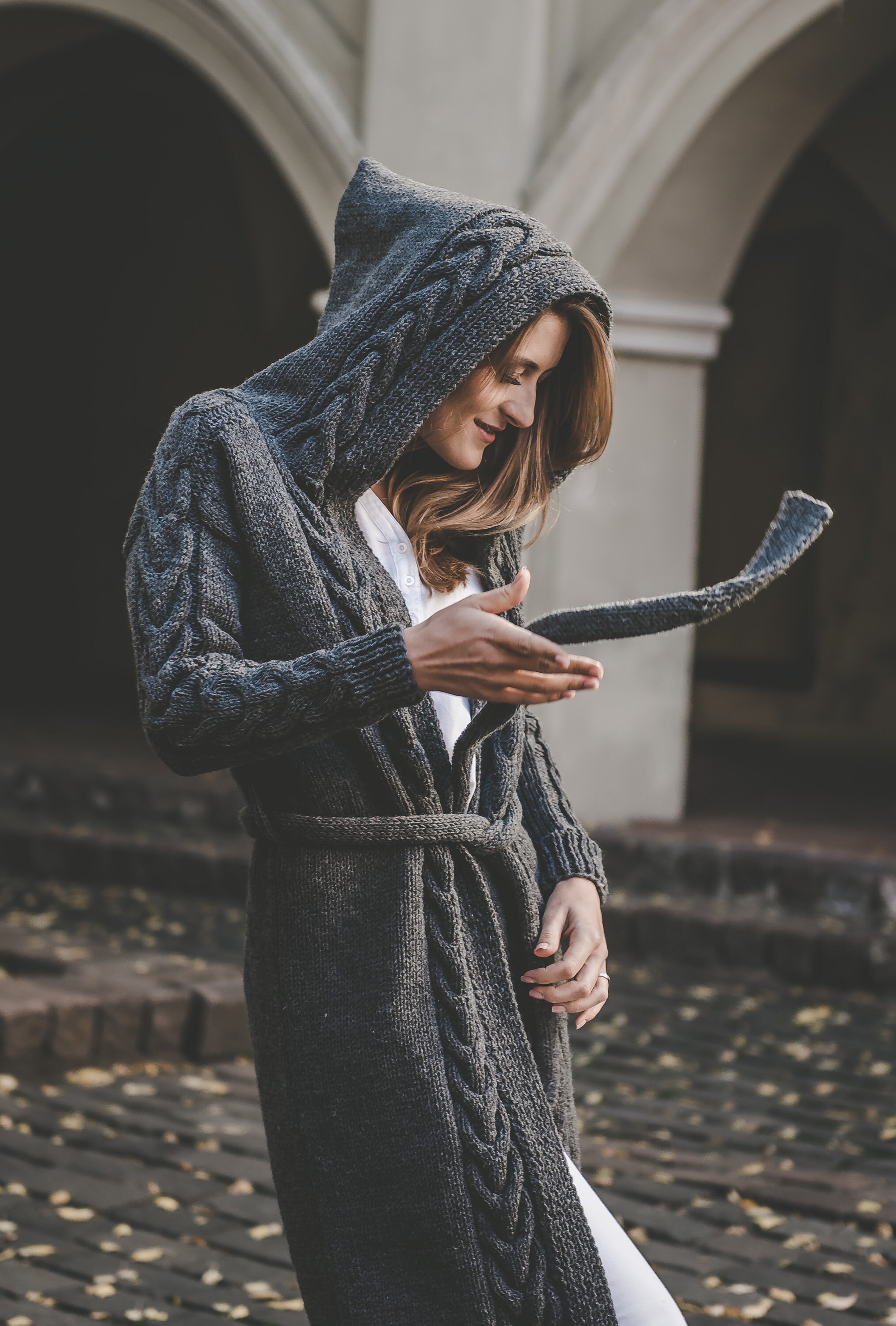 Fabiana filippi кардиган на молнии фактурной вязки синий. Fabiana filippi кардиган коричневый. Женский кардиган вектор. Блондинка в коричневом кардигане. Дорогие кашемировые кардиганы.