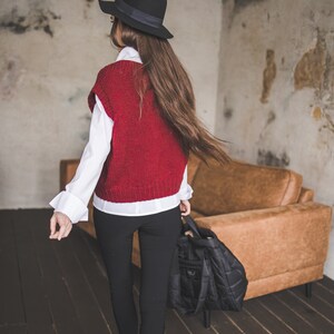 Gilet maglione dalla vestibilità ampia per donna, maglione corto oversize, gilet primaverile vintage con scollo a V bordeaux, top da donna senza maniche in maglia grossa immagine 7