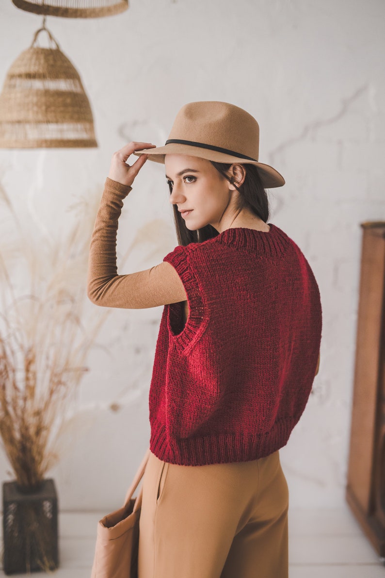 Gilet maglione dalla vestibilità ampia per donna, maglione corto oversize, gilet primaverile vintage con scollo a V bordeaux, top da donna senza maniche in maglia grossa immagine 4