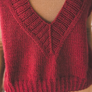 Loose fit sweater vest for women, oversize short sweatertop, vintage Bordeaux V-neck spring vest, chunky knit sleeveless women top image 9