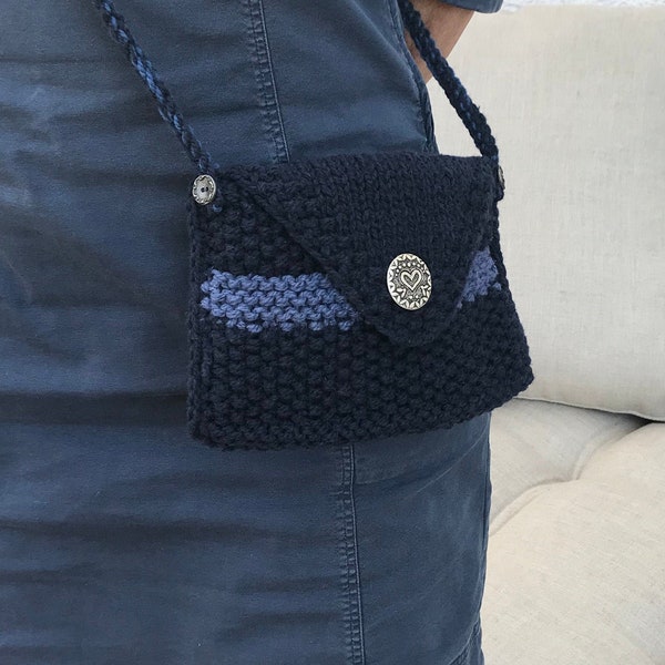 Dirndl-Tasche aus Wolle, Trachtentasche. Kleine gestrickte Umhängetasche aus 100% Wolle. Dunkelblau mit Salzburg-Blau. Handarbeit. 22 x 16cm