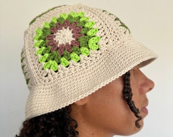 Retro crocheted fisherman's hat with granny square stitching, 70s style. 100% cotton, unisex. Bucket hat. Beige, green, brown. Handmade.