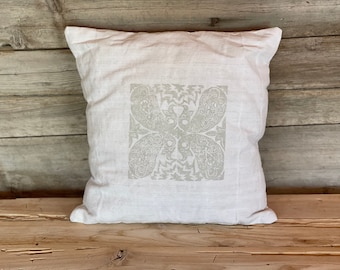 Paisley-patroon met de hand bedrukt op een grijs linnen kussen. Oud linnen. Elegant bankkussen. Geschikt voor shabby chic, vintage, boho, duurzaam 40 x 40 cm