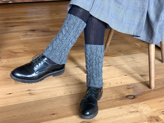 Handgestrickte Beinstulpen und Armstulpen aus reiner Wolle mit Zopfmuster, Pulswärmer, fingerlose Handschuhe, nachhaltig und warm