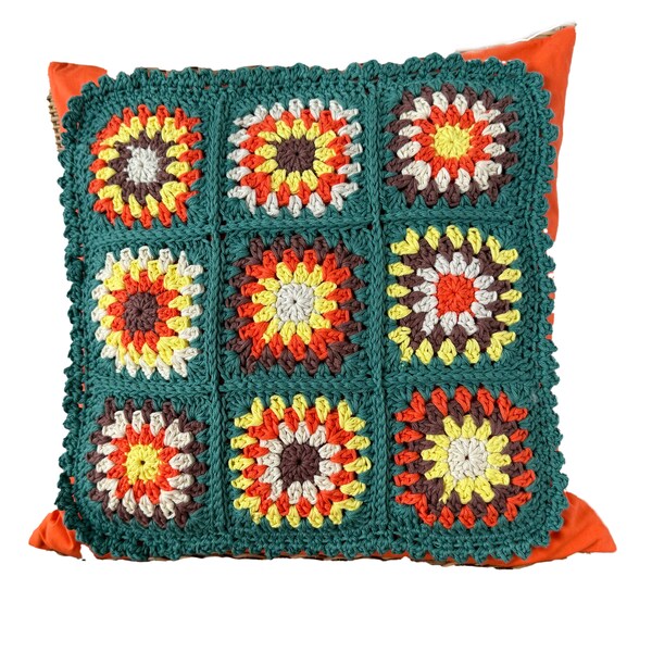 Granny Square Kissen. Farbenfrohes Sofakissen im 70s Retro Look mit gehäkelten Großmutter-Quadraten. Boho, Hippie, Handgemacht, 40x40 cm